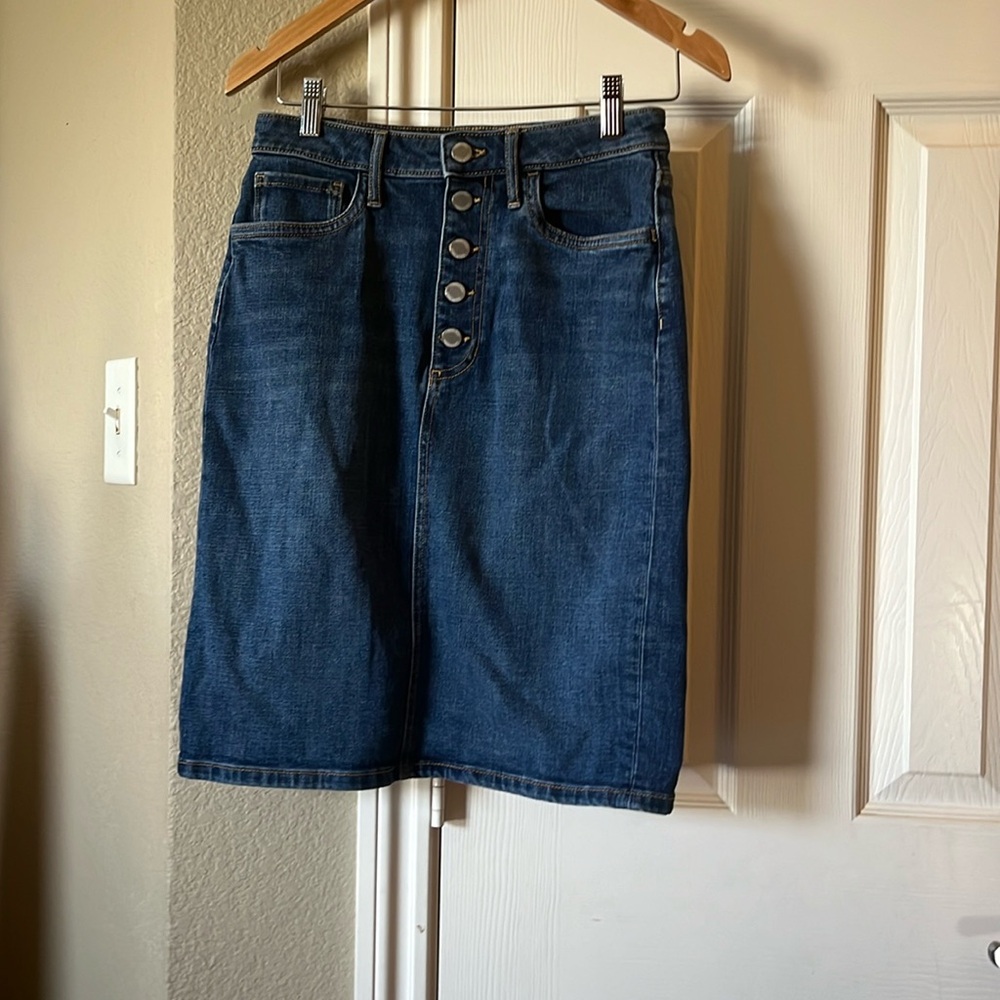 Banana Republic Size 4 Button Denim Midi Skirt with Pockets on Front and Back